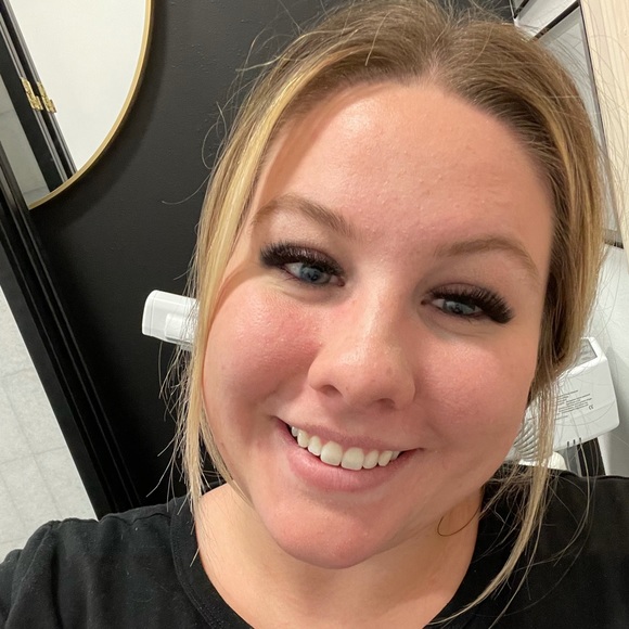 Profile Picture of Kylee Pulsipher (@kyleeeee23) on Poshmark