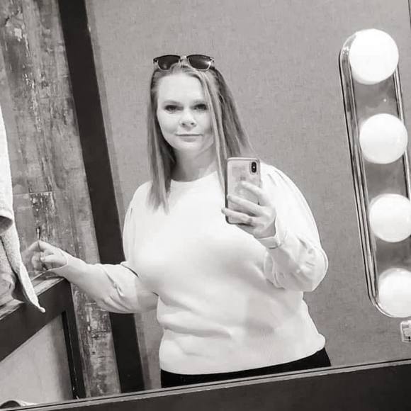 Profile Picture of Stephanie Squillace (@stephaniewilfer) on Poshmark