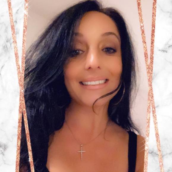 Profile Picture of Danielle Dellosso (@briellasmom) on Poshmark