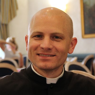 Profile Picture of Fr. John Hollowell (@frjohnhollowell) on Twitter