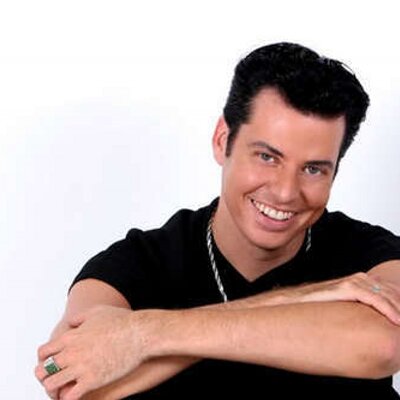 Profile Picture of Brian Mills (@VegasSinger) on Twitter