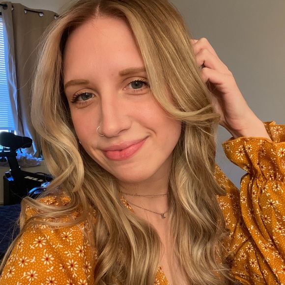 Profile Picture of Laura Sonnenwald (@lsonnenwald420) on Poshmark