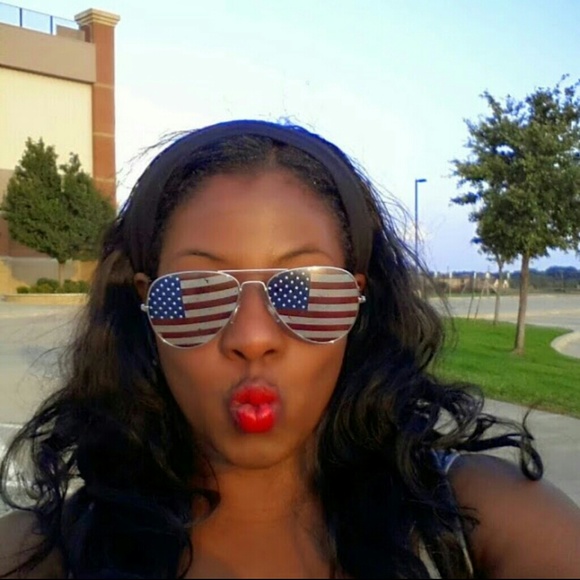 Profile Picture of Dee Paul (@deedeepaul32) on Poshmark