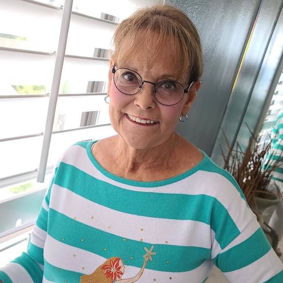 Profile Picture of Sandy Neuling (@sandyneuling) on Poshmark