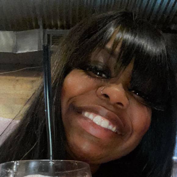 Profile Picture of Dee Franklin (@deefranklin17) on Poshmark