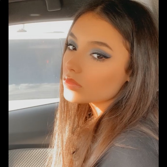 Profile Picture of Julia Souza (@juliasouza_16) on Poshmark