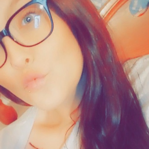 Profile Picture of Olivia Parsons (@oliviaparson352) on Poshmark