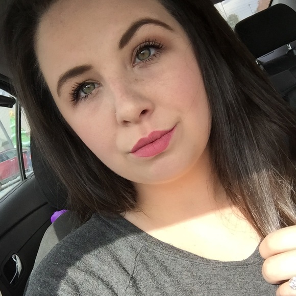 Profile Picture of Shawnna Dupuis (@shawnnaleah) on Poshmark