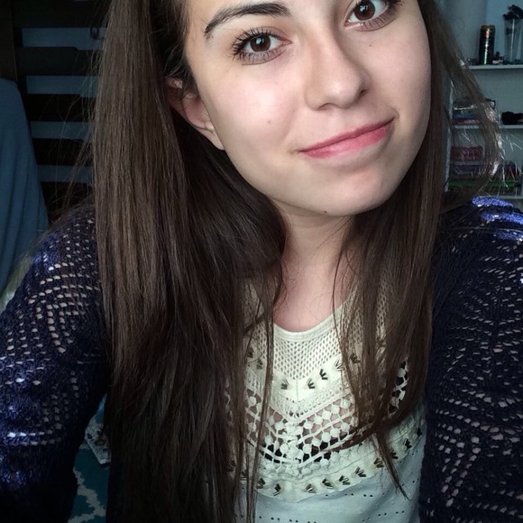 Profile Picture of Valeria Villasenor (@httpvall) on Poshmark