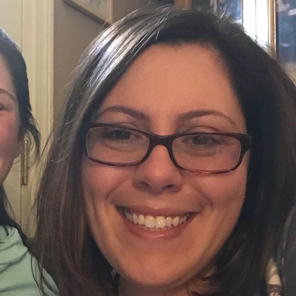 Profile Picture of Lisa Kempf (@lknurse12) on Poshmark