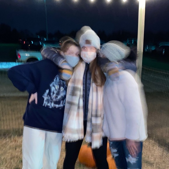 Profile Picture of Madeline Weeda (@madelinew516) on Poshmark