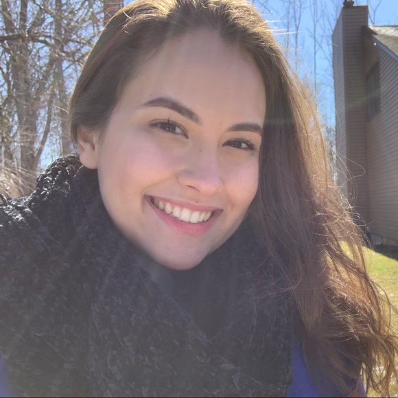 Profile Picture of Gabriella Ribeiro (@gabiqribeiro) on Poshmark