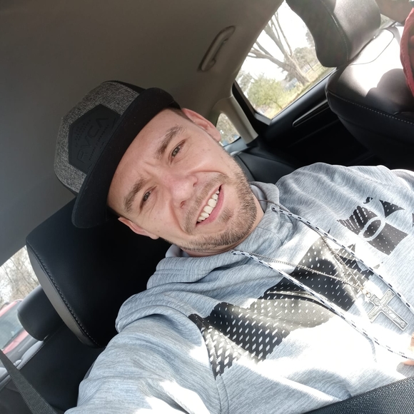 Profile Picture of Tommy Geleff (@tggeleff79) on Poshmark