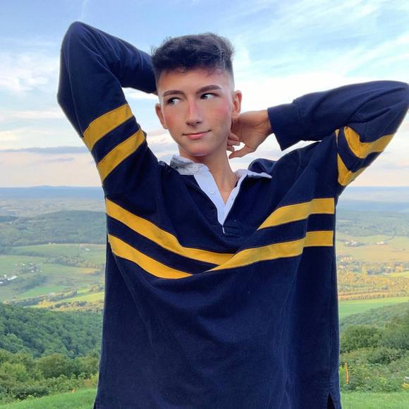 Profile Picture of Jake Mikaelson (@jakeariola) on Poshmark
