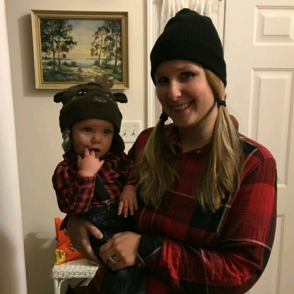 Profile Picture of Amanda Wick (@alwick13) on Poshmark