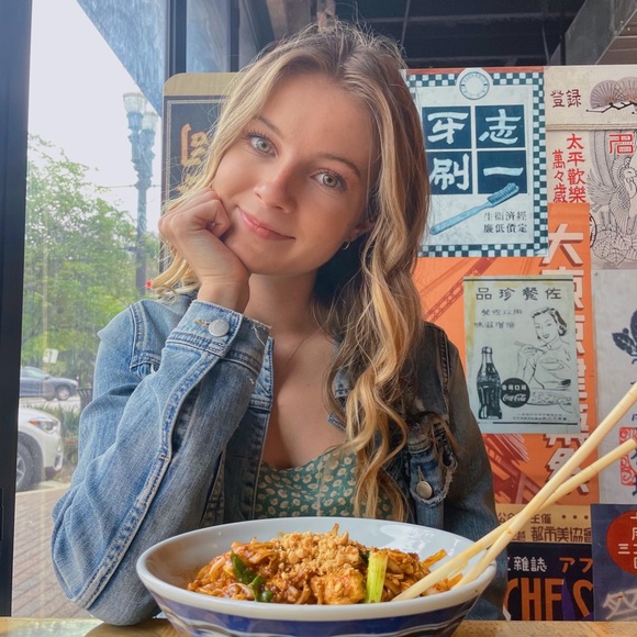 Profile Picture of Victoria Klingele (@v_klingele) on Poshmark