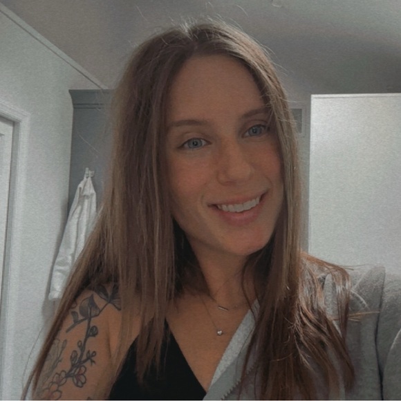 Profile Picture of Kalie Flibbert (@kalie_flibbert) on Poshmark