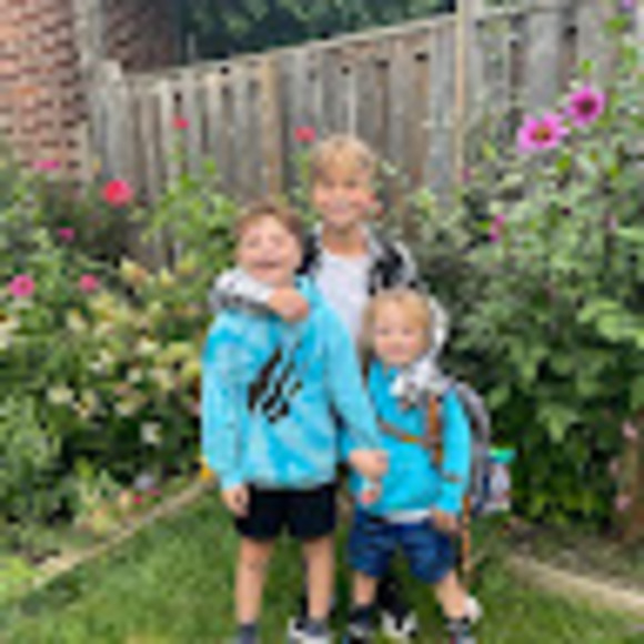 Profile Picture of Laura Stubley (@laurastubley) on Poshmark