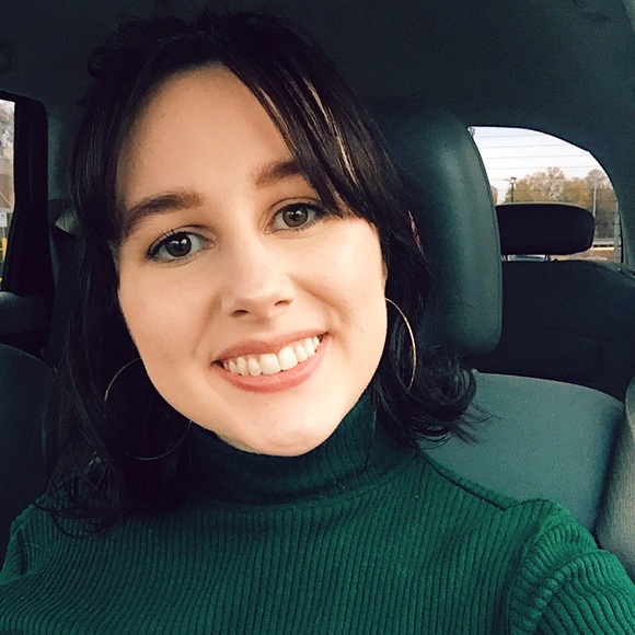Profile Picture of Beth Fowler (@bethfxoxo) on Poshmark