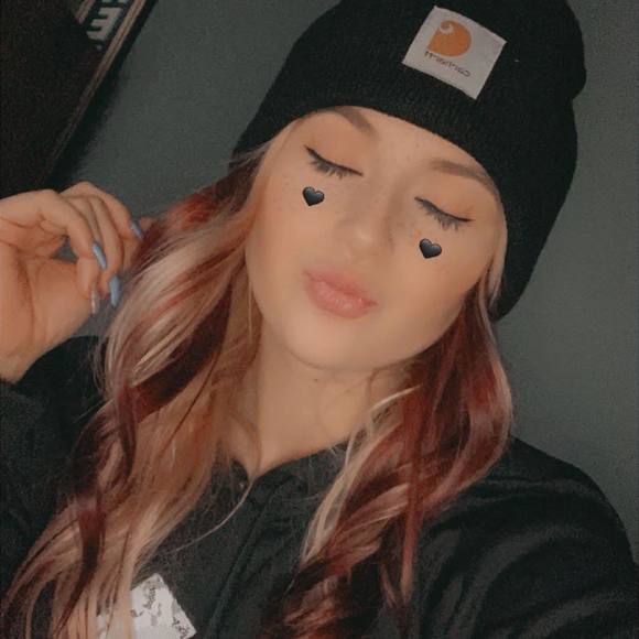 Profile Picture of Randi Rutkowski (@randiboo105) on Poshmark
