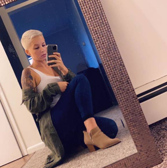 Profile Picture of Brigette Pinney (@bpinney) on Poshmark