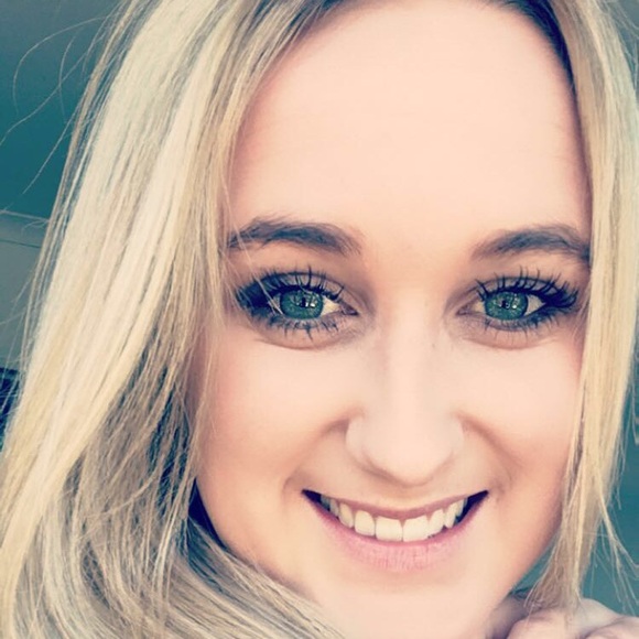 Chloe Loxton - Poshmark Profile Picture of Chloe Loxton (@chloeloxton) on Poshmark