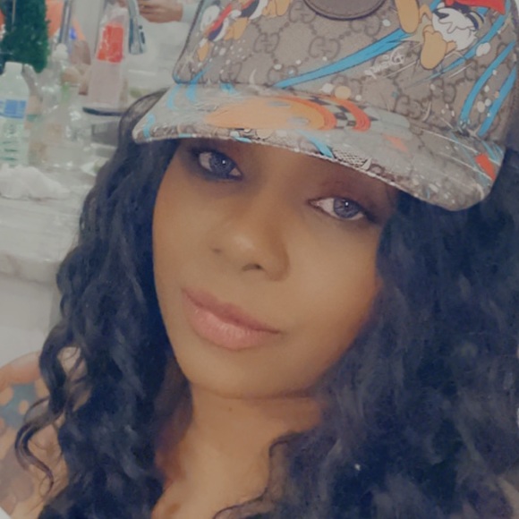 Linda Chavannes - Poshmark Profile Picture of Linda Chavannes (@lindachavannes) on Poshmark