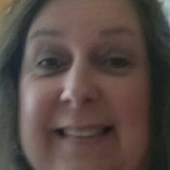 Profile Picture of Lisa Pearrow (@lisaedge) on Poshmark