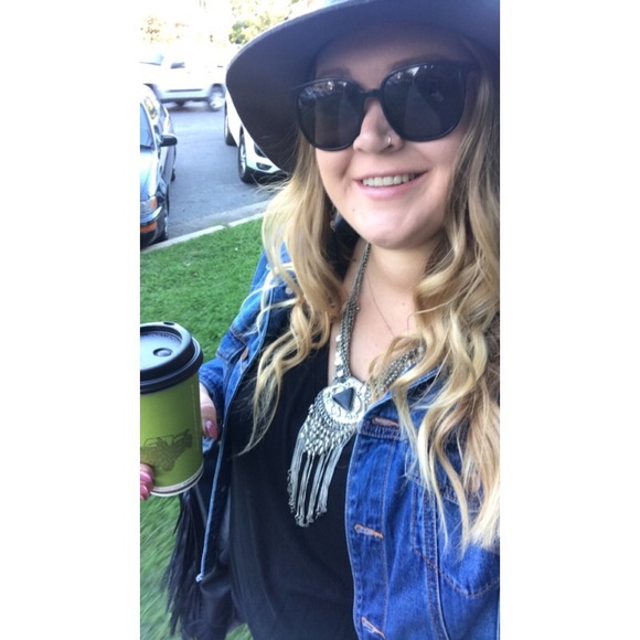 Profile Picture of Alyssa Trivett (@adventurelyss) on Poshmark