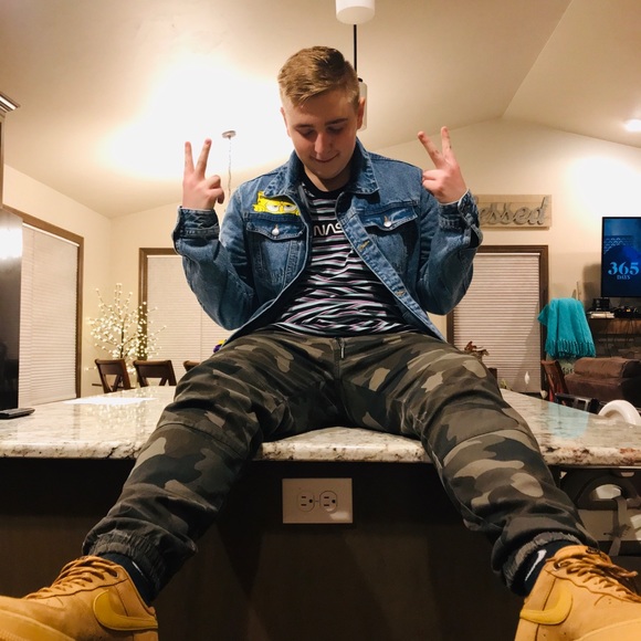 Profile Picture of Austin Bougie (@austinbougie) on Poshmark