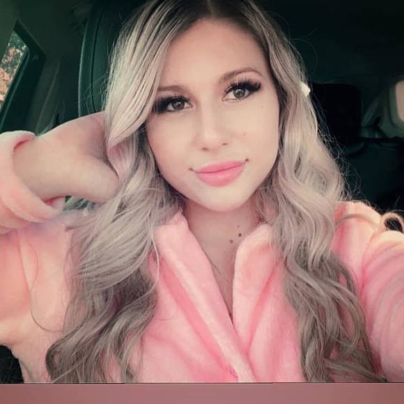 Profile Picture of Sydney Tavolieri (@sydneytav) on Poshmark