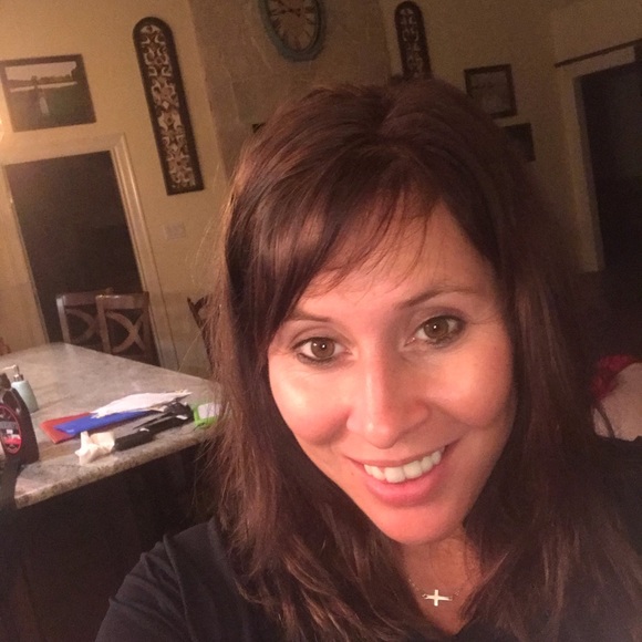 Profile Picture of Kelli Cardiff (@kndonaho) on Poshmark