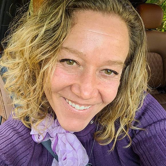 Profile Picture of Mellissa Buddenhagen (@meomew) on Poshmark