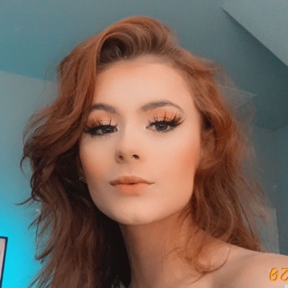 Profile Picture of Eva Sharp (@sharpp118) on Poshmark