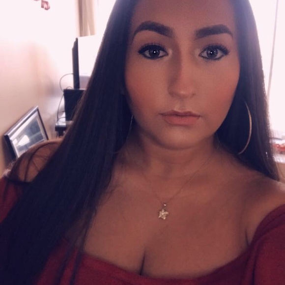 Profile Picture of Karina Velasquez (@kvelasquez1010) on Poshmark