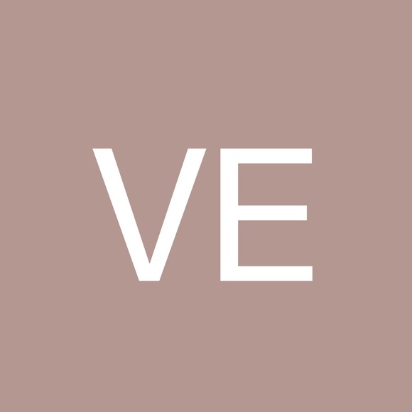 Profile Picture of Vicki Earnshaw (@vickive) on Poshmark