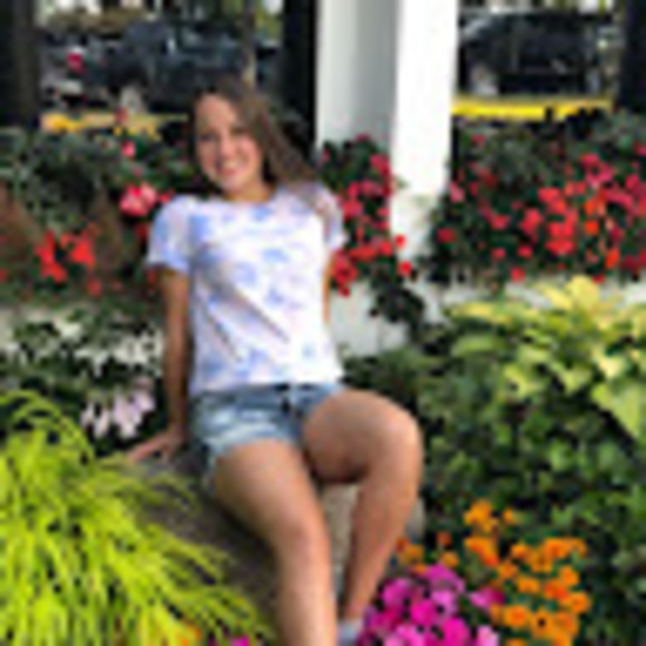 Profile Picture of Andrea Jankowski (@andreajan2021) on Poshmark