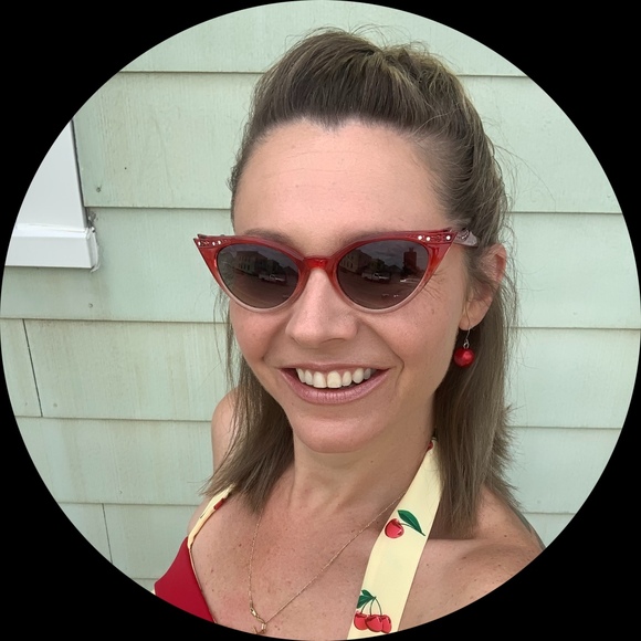 Profile Picture of Lori Dowling (@gr8ful_lad30) on Poshmark