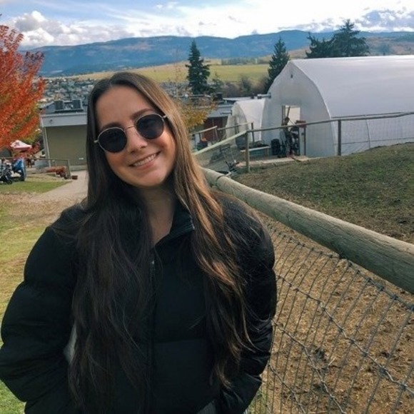 Profile Picture of Dana Pengilley (@danapengilley) on Poshmark