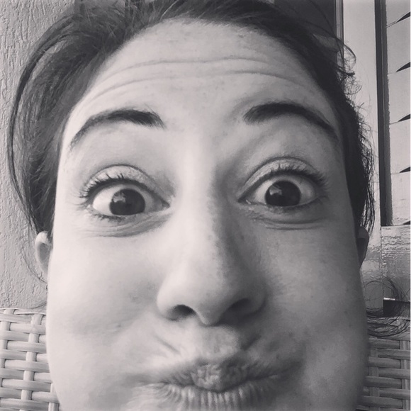 Profile Picture of Bianca Velez (@velezb1989) on Poshmark