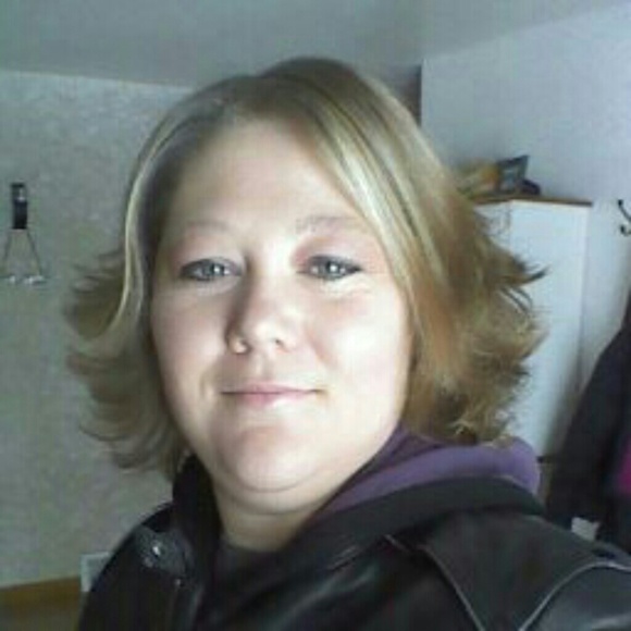 Profile Picture of Colene Pottinger (@boxxermom) on Poshmark