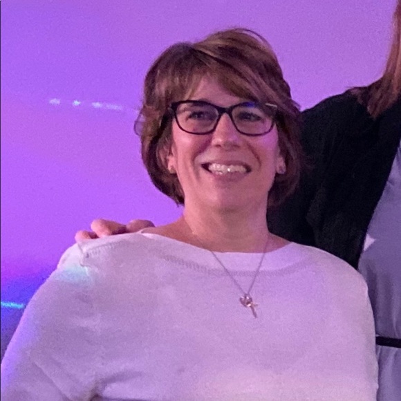 Profile Picture of Kim Stuewer (@kim_stuewer) on Poshmark