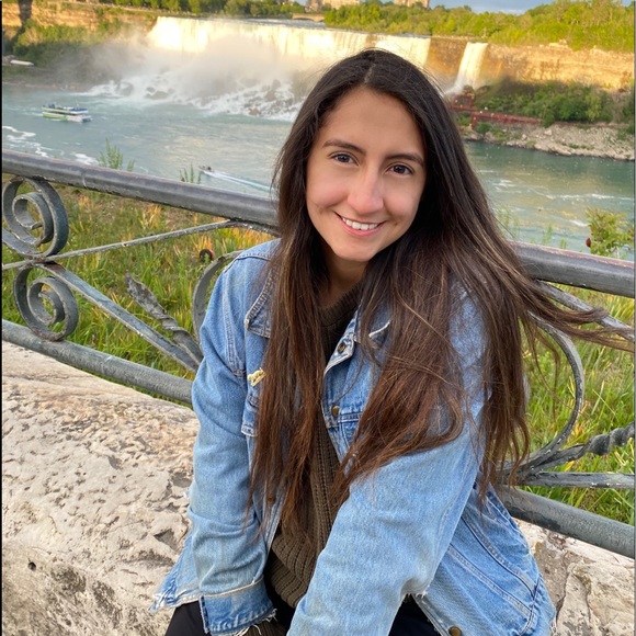Profile Picture of Daniela Gooding (@dani_gooding) on Poshmark