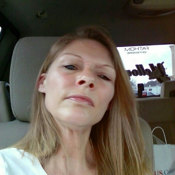 Profile Picture of Lucy Sargelis (@lucysargelis) on Poshmark