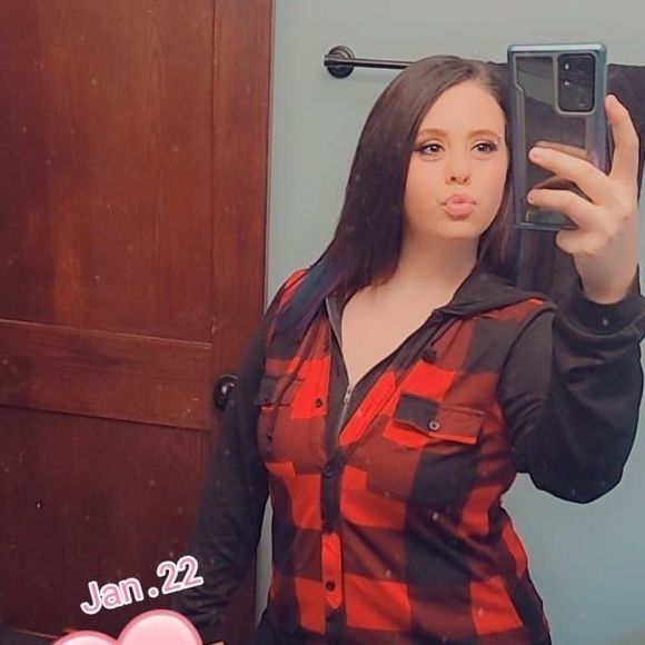 Profile Picture of Michelle Maynard (@meshelly112) on Poshmark