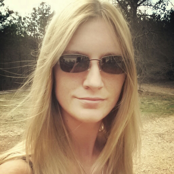 Profile Picture of Sara Boatfield (@sarab1986) on Poshmark