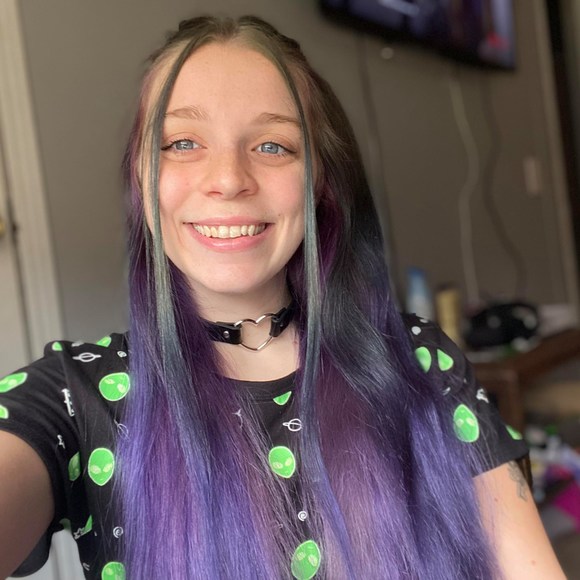 Profile Picture of Angela Kepler (@huggs1996) on Poshmark