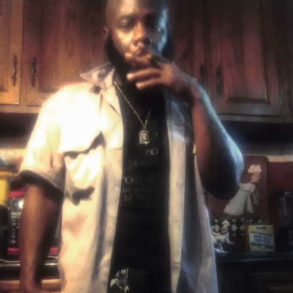 Shawn Mac - Poshmark Profile Picture of Shawn Mac (@mcfloydshawn) on Poshmark