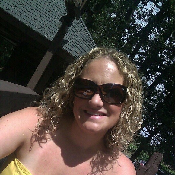 Profile Picture of Tara Bellingar (@tbellin79) on Poshmark