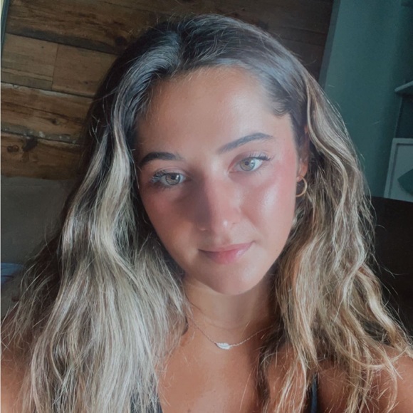 Profile Picture of Taylor Mackrell (@mackrelltaylor) on Poshmark